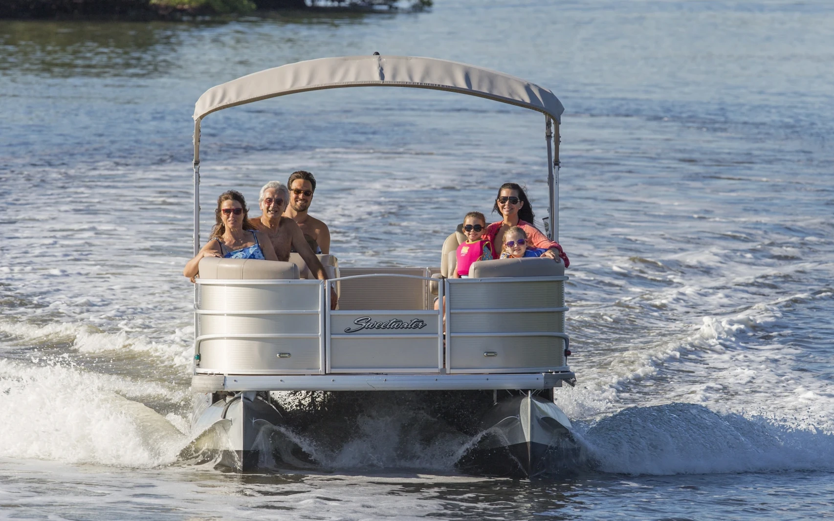 When crossing paths, what is the giveway vessel's responsibility